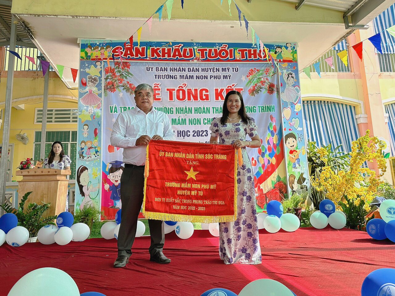 TRƯỜNG MẦM NON PHÚ MỸ TỔ CHỨC LỄ TỔNG KẾT VÀ TRAO GIẤY CHỨNG NHẬN HOÀN THÀNH CHƯƠNG TRÌNH GDMN CHO TRẺ 5, 6 TUỔI